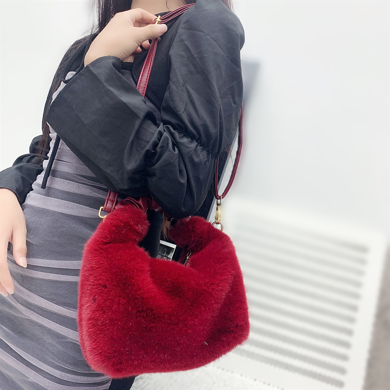 Women's Medium Autumn&winter Plush Solid Color Streetwear Square Zipper Handbag display picture 4