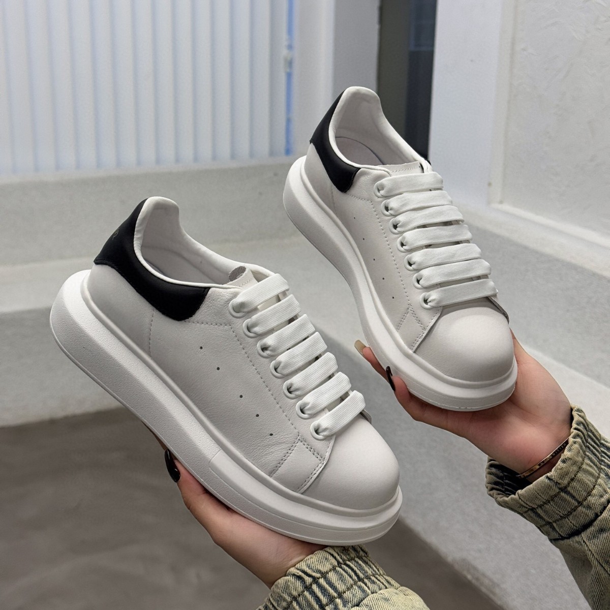 Giày sneaker nữ da đế dày tăng chiều cao mùa thu đông 2024 — Trắng/đen