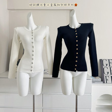 塞纳黑色高级感金属扣长袖针织衫女新款软糯修身显瘦内搭打底衫