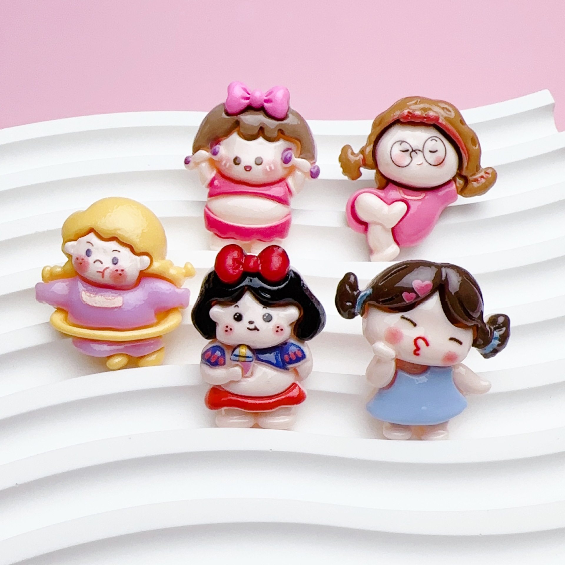 Venta directa de fábrica linda chica resina accesorios bailando chica crema pegamento DIY teléfono caso accesorios para el cabello material al por mayor