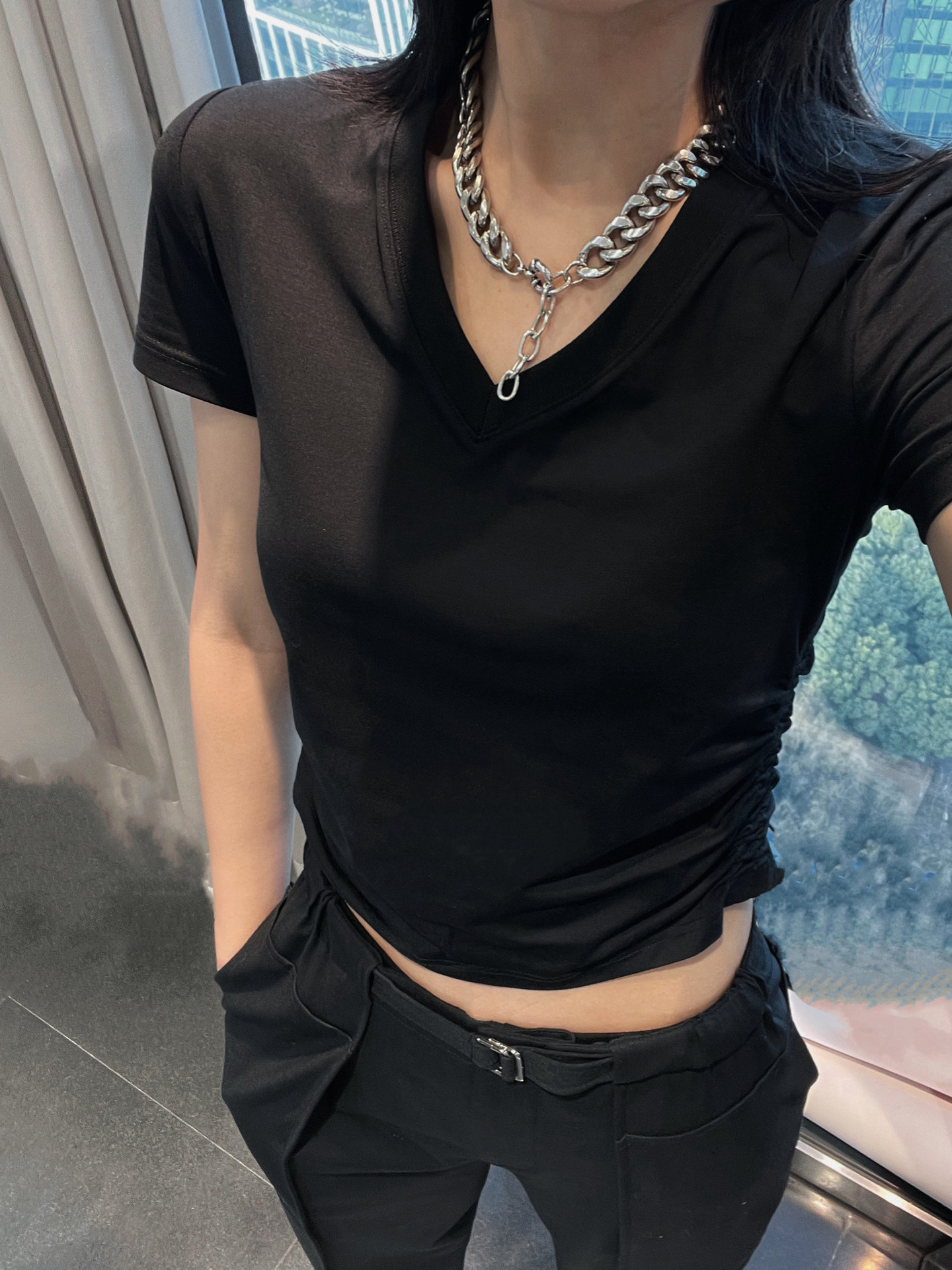 Áo thun nữ cổ chữ V tay ngắn xếp ly bên hông thiết kế đơn giản — Màu đen