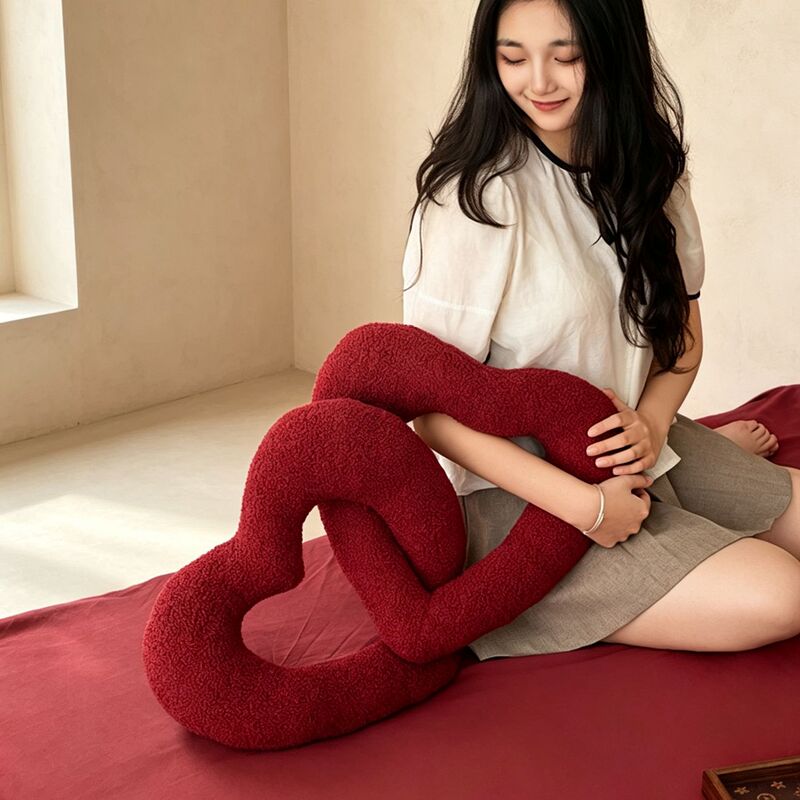 Simple heart-shaped love knot pillow, red, uniquely shaped, connected teddy bear design, suitable for couples, weddings, bedroom, and sofa decoration Simple heart-shaped love knot pillow, red, uniquely shaped, connected teddy bear design, suitable for couples, weddings, bedroom, and sofa decoration