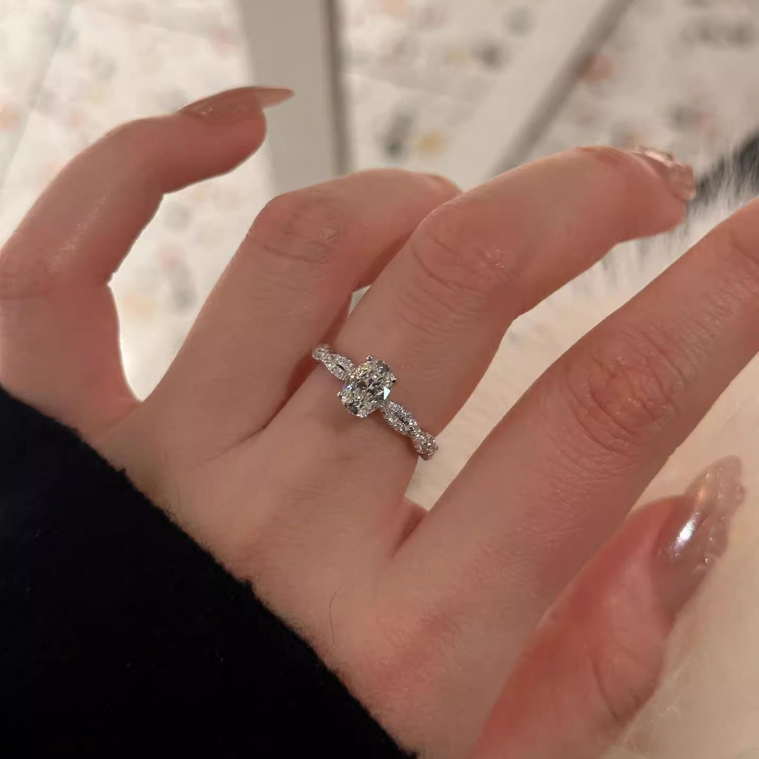 Anello aperto da donna con zircone rotante e taglio a fiore_voghion.com