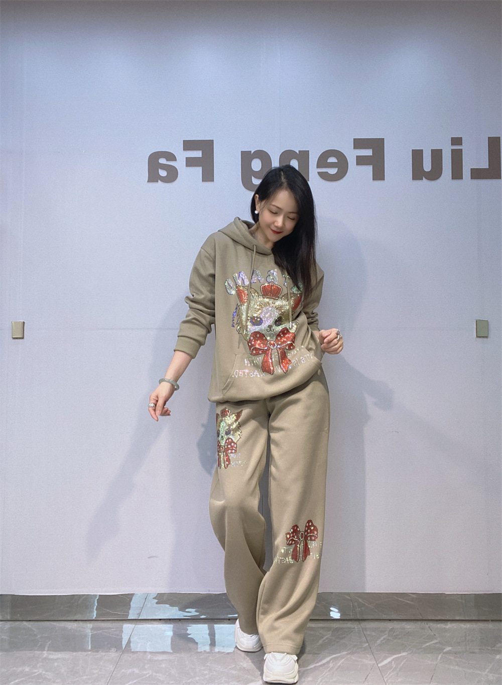 Nuevas camisas europeas y estadounidenses con sombrero de manga larga de mujeres transfronterizas de otoño y invierno con taladro caliente de trajes deportivos de tamaño grande de dos piezas