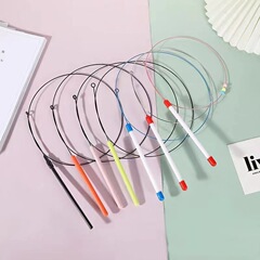 カラフルな猫じゃらし、スチール製の棒、猫のインタラクティブおもちゃ、家庭用ペットトレーニング用品、卸売猫じゃらしグッズ