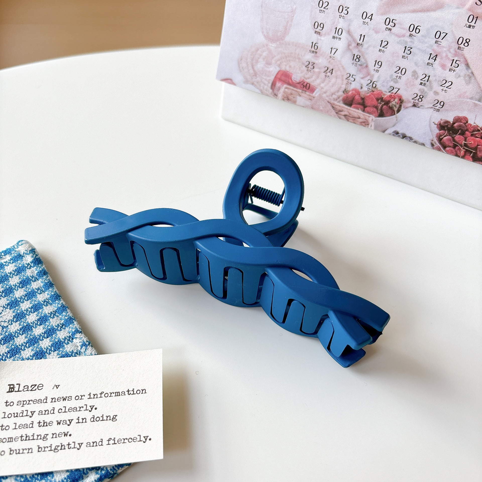 Japonés y coreano accesorios para el cabello hembra Klein azul clip temperamento simple giro horquilla corazón pequeña horquilla placa geométrica horquilla