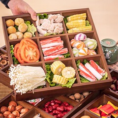 九宮格トレー食器鍋とおかずの盛り合わせ竹の皿を囲み、お茶のお菓子を煮ます。