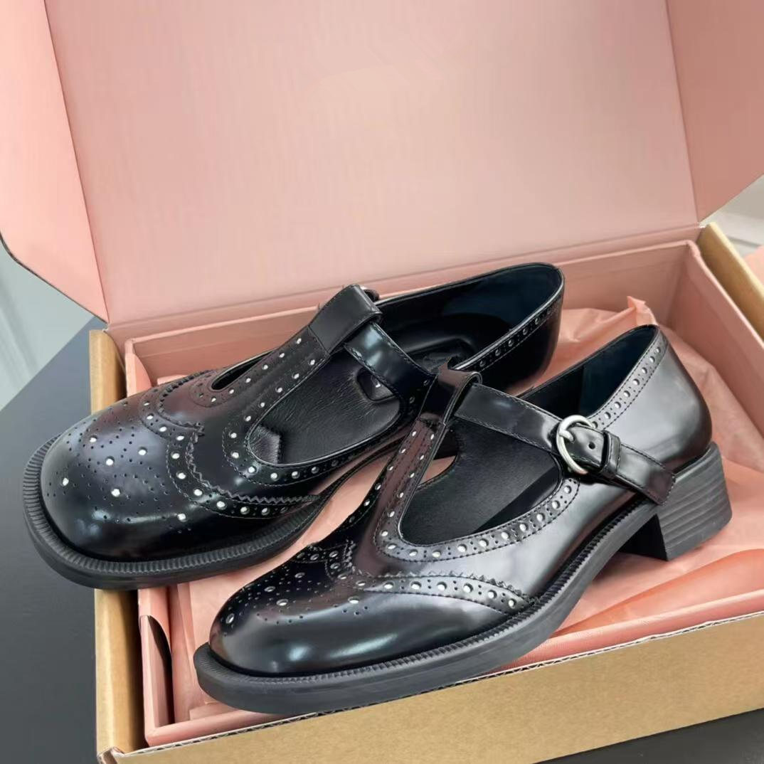 2026 Logo 1 Versione Alta Corretta Home Brogue Intagliato Cinturino a T Stile Britannico Mary Jane Scarpe Per Donna Mocassini In Vera Pelle Con Tacco Grosso_voghion.com