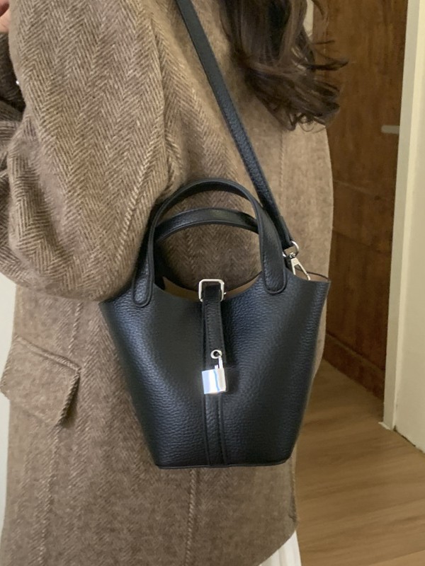Cestas clásicas de platos bolsas de cubo de mano nicho coreano de litchi de textura alta moda versátil bolso de mochila