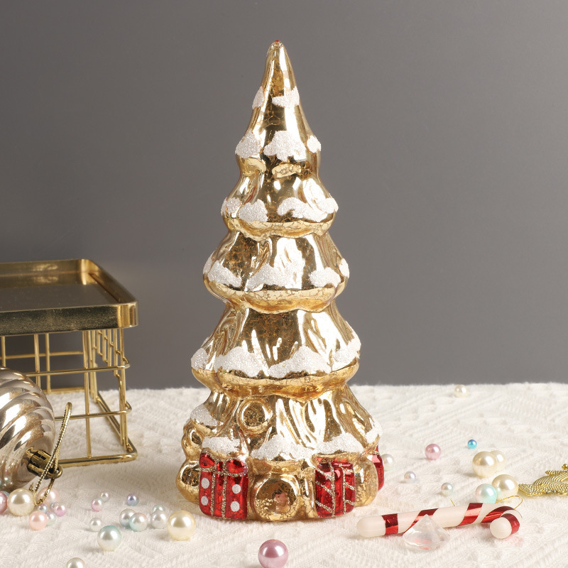 クリスマス装飾品プレゼントテーブルのテーブルの上に飾られたミニガラスのクリスマスツリーの発光シーンの配置品|undefined