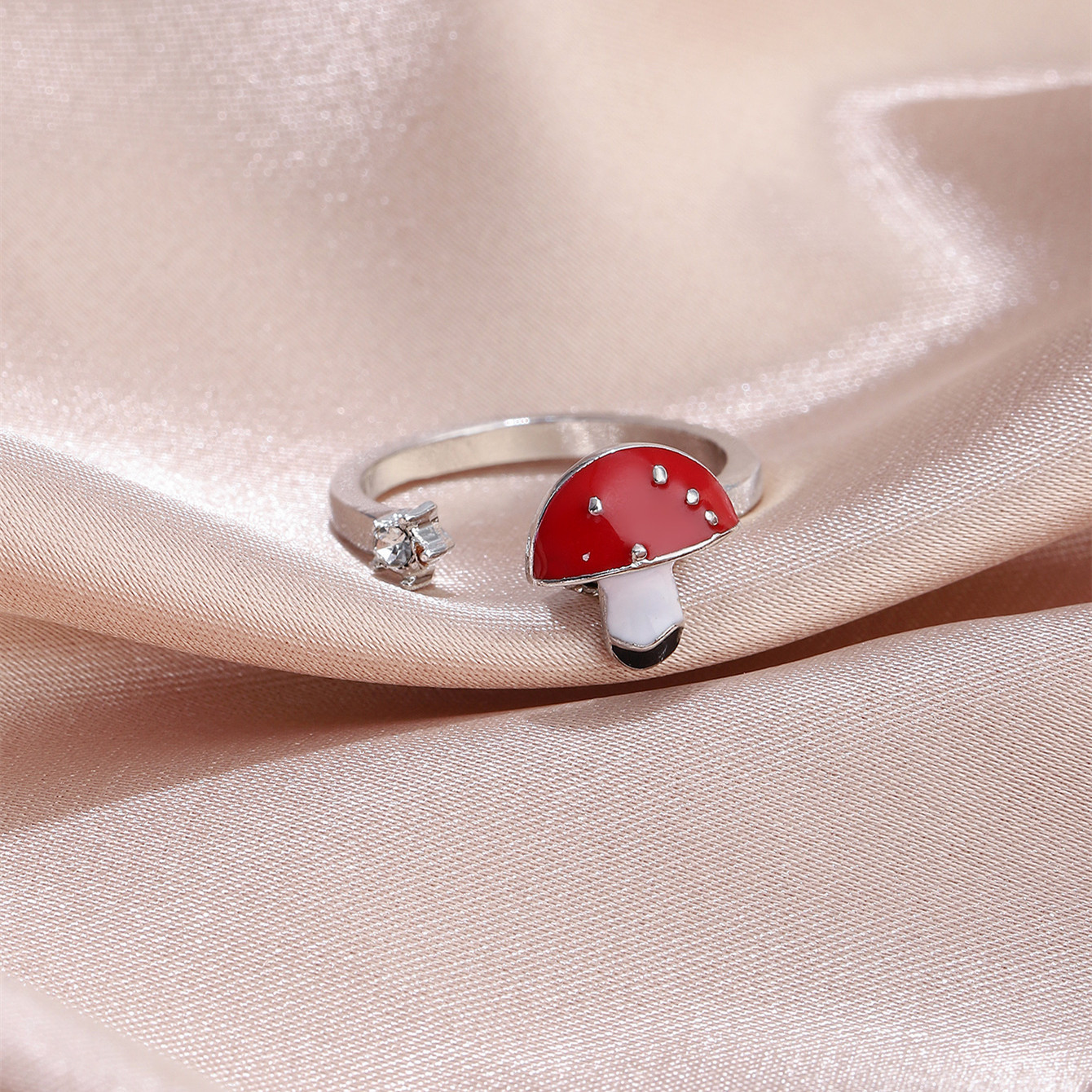 Fashionable cute small sophisticated ring