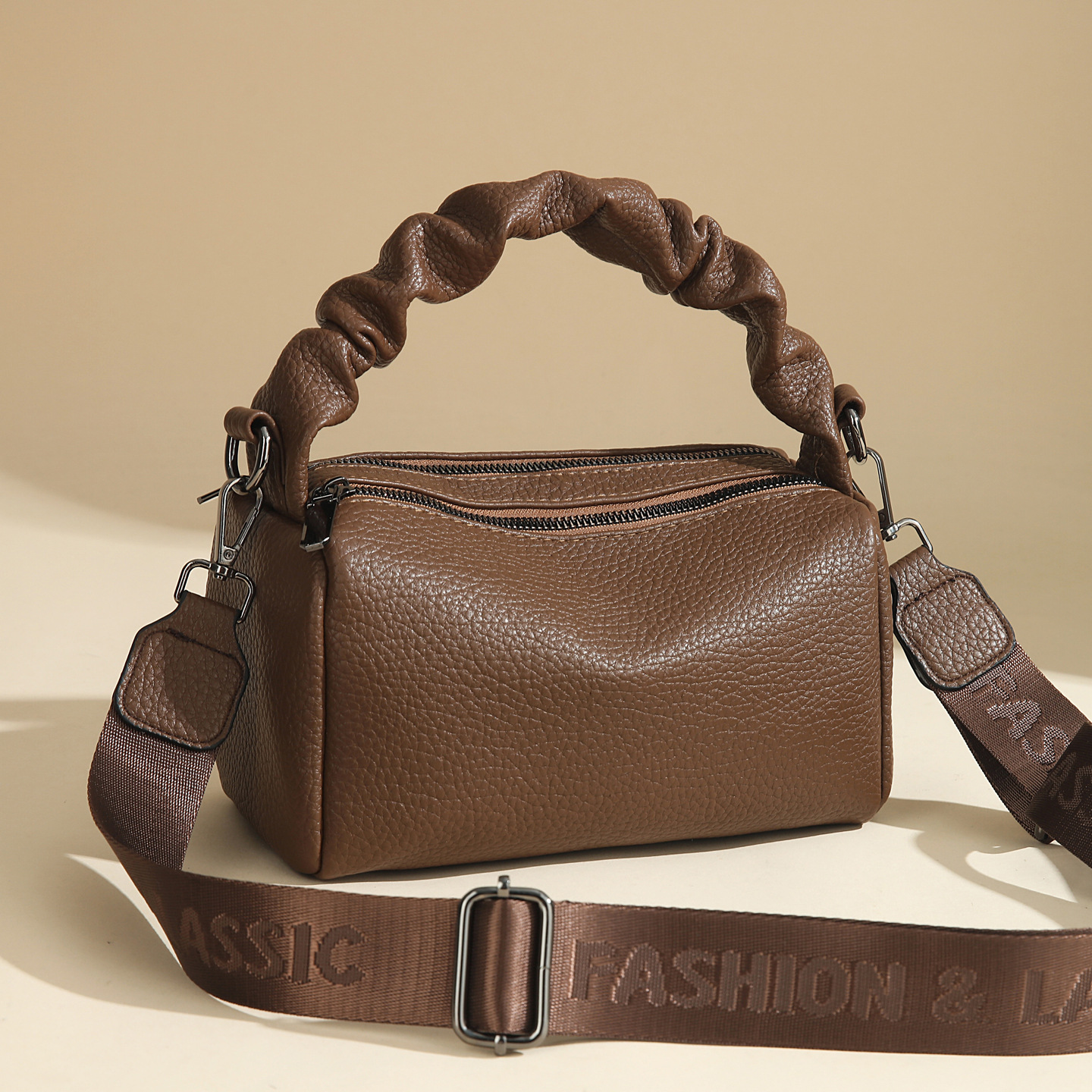 2025 nuevo bolso de mensajero de estilo perezoso de moda simple y versátil, hombro ligero de moda