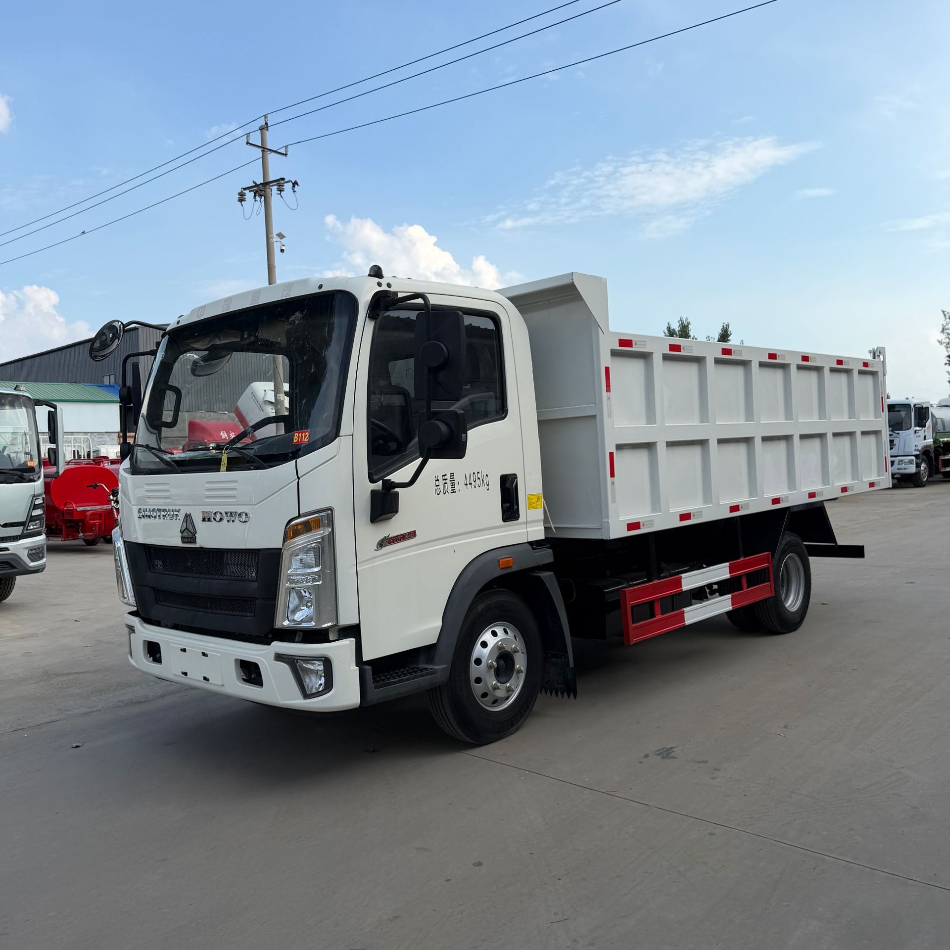 Howo 4x2 single-axle dump truck, exported to African construction sites, hydraulic dump truck for transporting rubble and soil