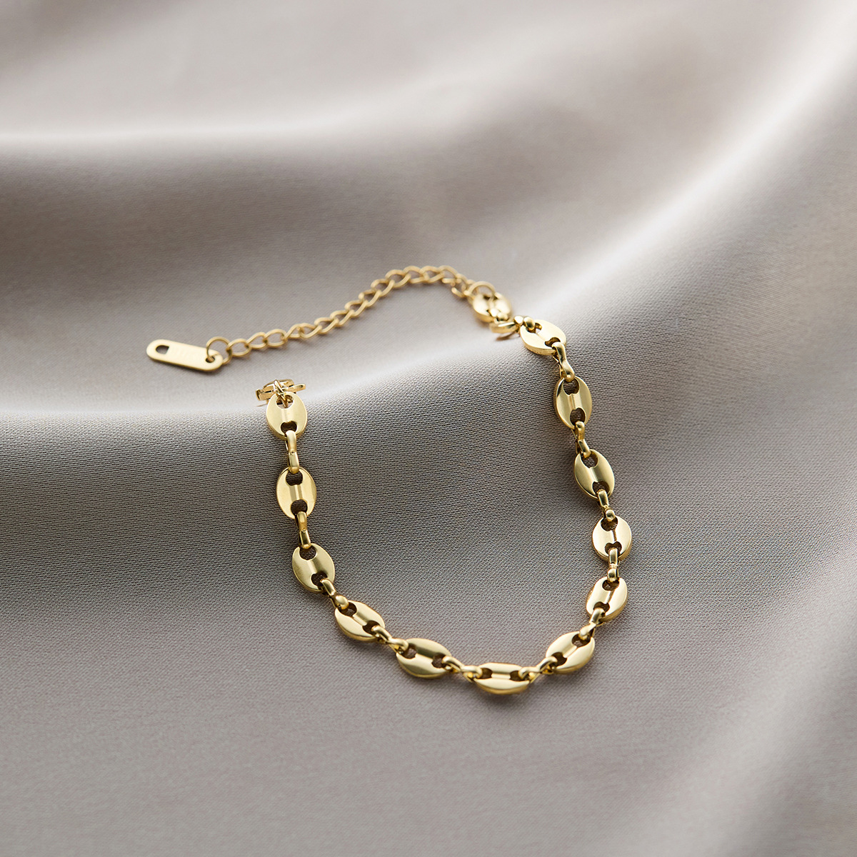 温鑑は色を落とさないで越境してよく売れているチタン鋼のブレスレットの女性の五葉の草はダイヤモンドのins風の個性の18kの真空の電気めっきを入れます。