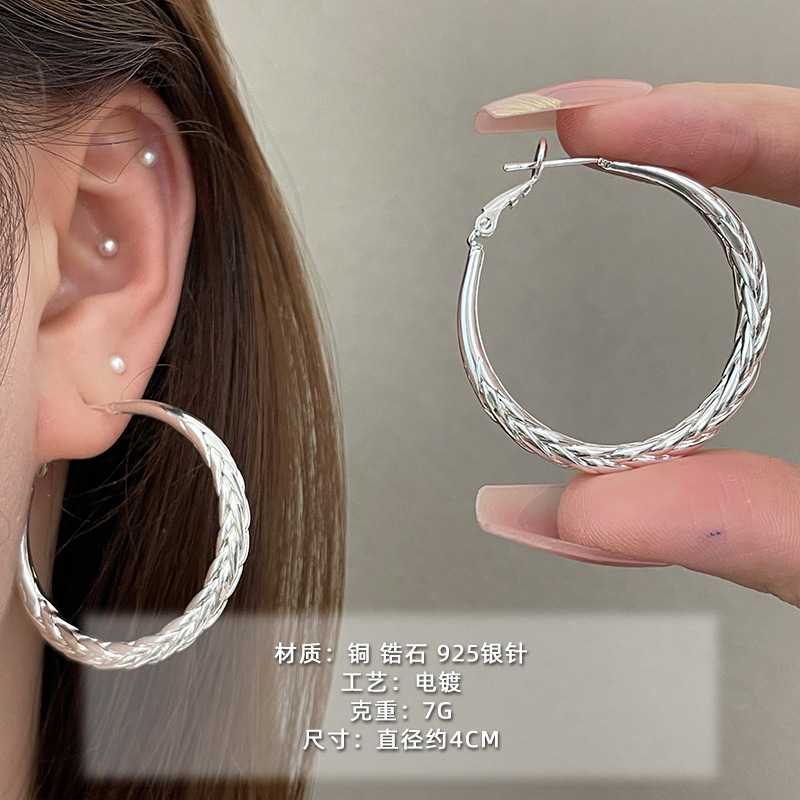 2025 nuevo estilo verano de moda anillo plateado círculo negro círculo fino temperamento europeo y americano aretes dorados de todo fósforo