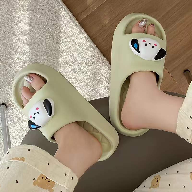 Hermosas zapatillas de pato grueso para mujeres de verano para usar anti-deslizante dibujos animados casa baño pareja zapatillas frías