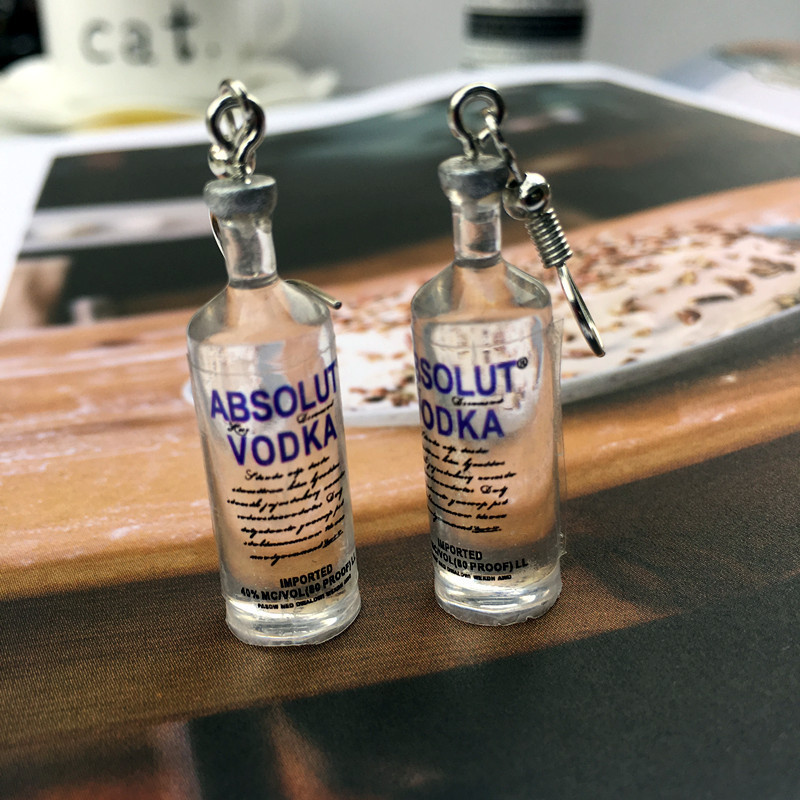 Nuevos auriculares coreanos botellas de cerveza divertidas botellas de agua mineral pendientes creativos joyas de orejas rojas en línea