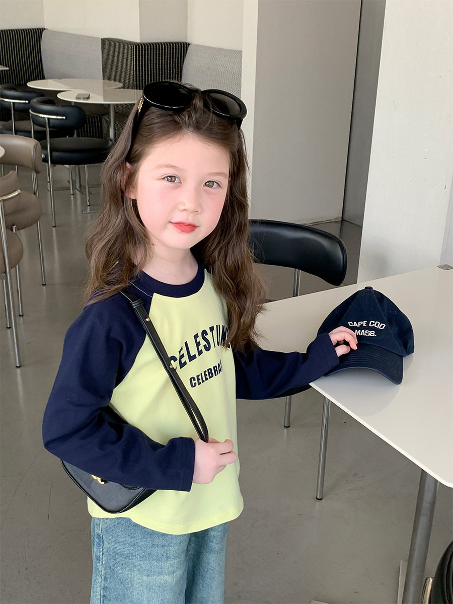 Camiseta de manga larga para niñas, estilo nuevo 2025, camiseta raglán de manga larga para bebés con estampado de letras