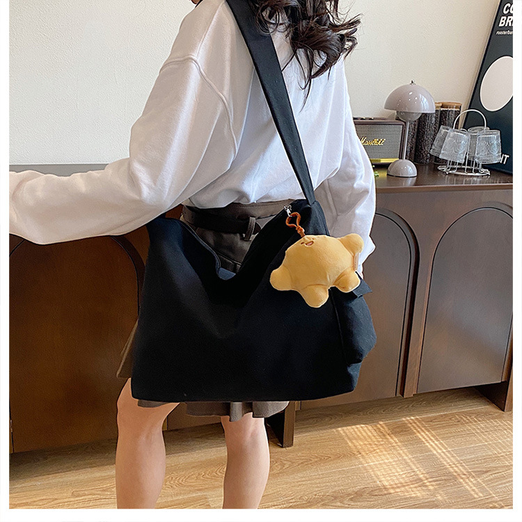 The 2024 new Korean-style simple and laid-back casual canvas crossbody bag and the large-capacity versatile tote bag are selling well undefined