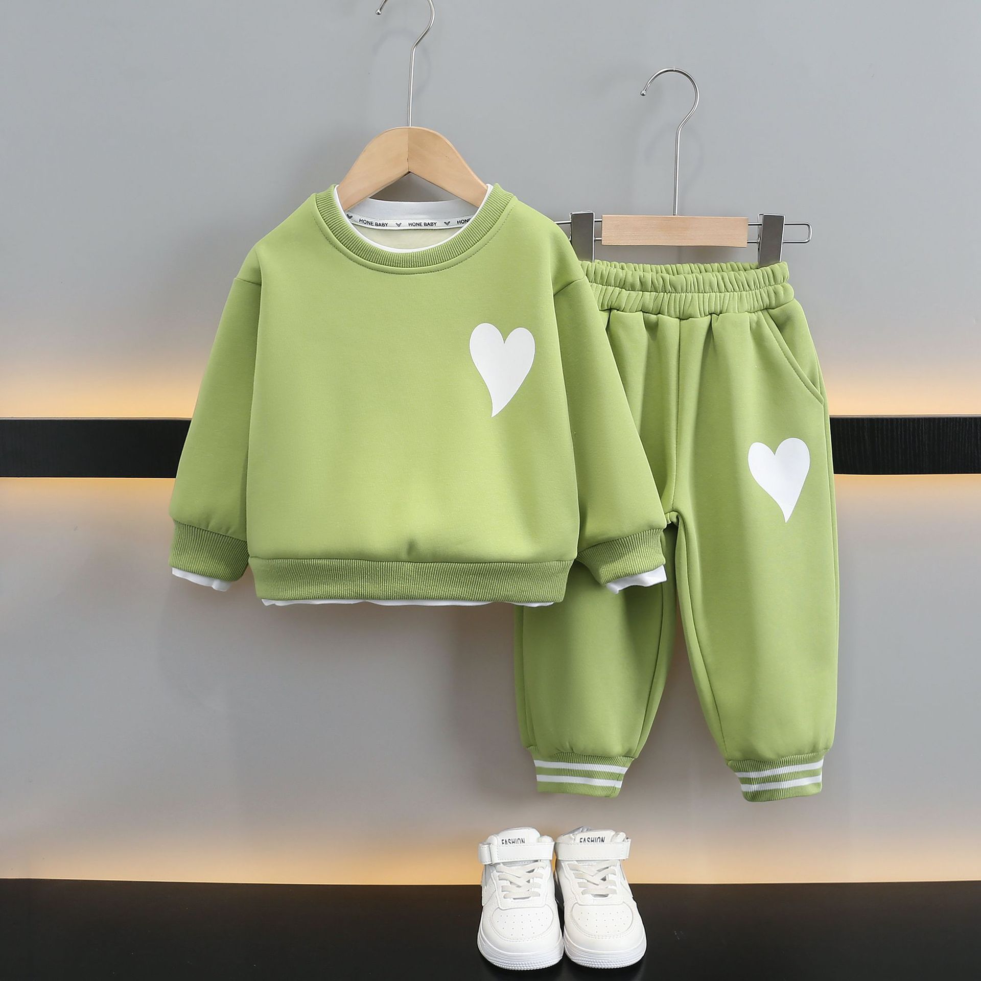 6361 Traje de terciopelo para niños y niños 2025 nuevo suéter de terciopelo de una pieza engrosado de otoño e invierno de dos piezas