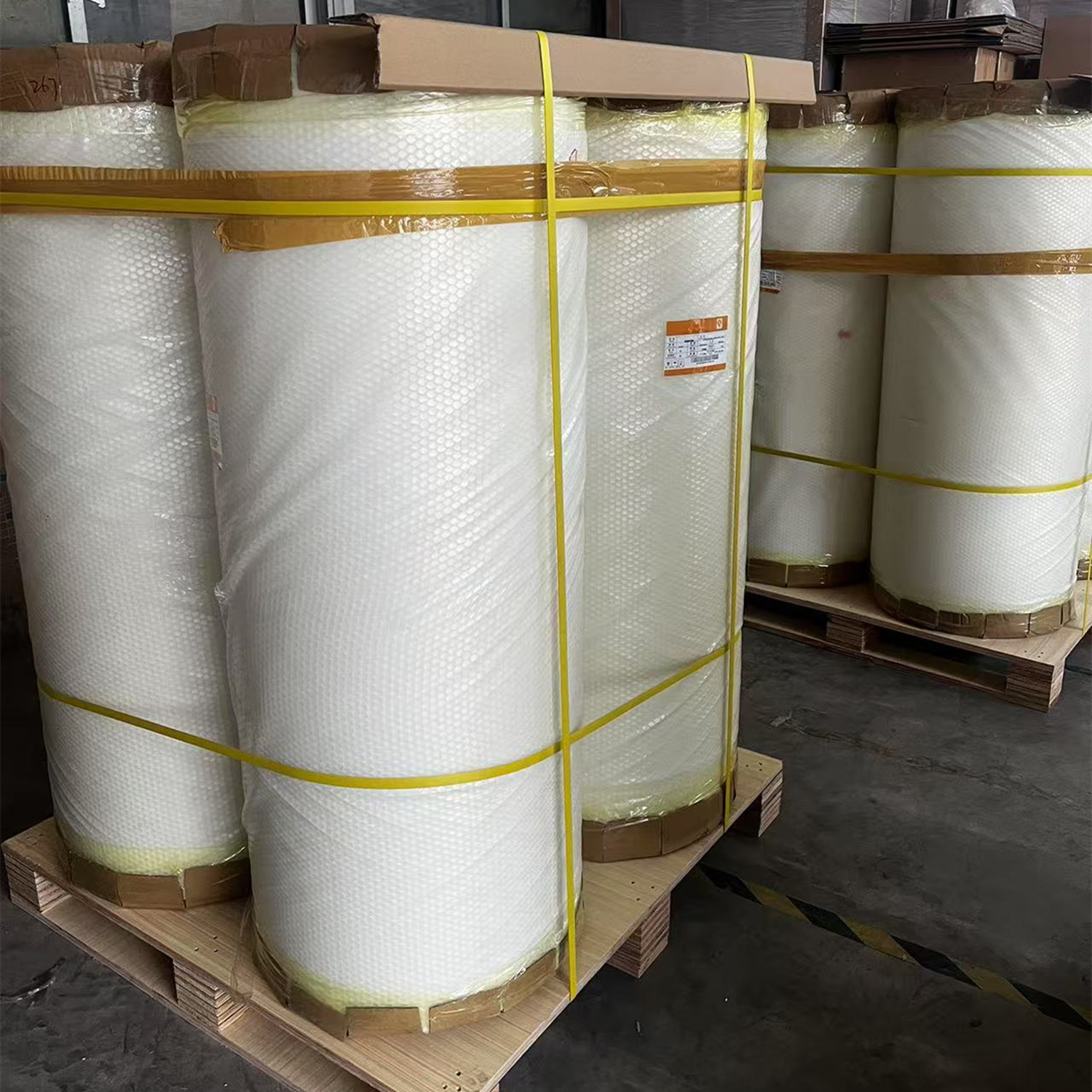 奶白热熔胶封箱胶带母卷半成品bopp1280mm x 4000m高粘度