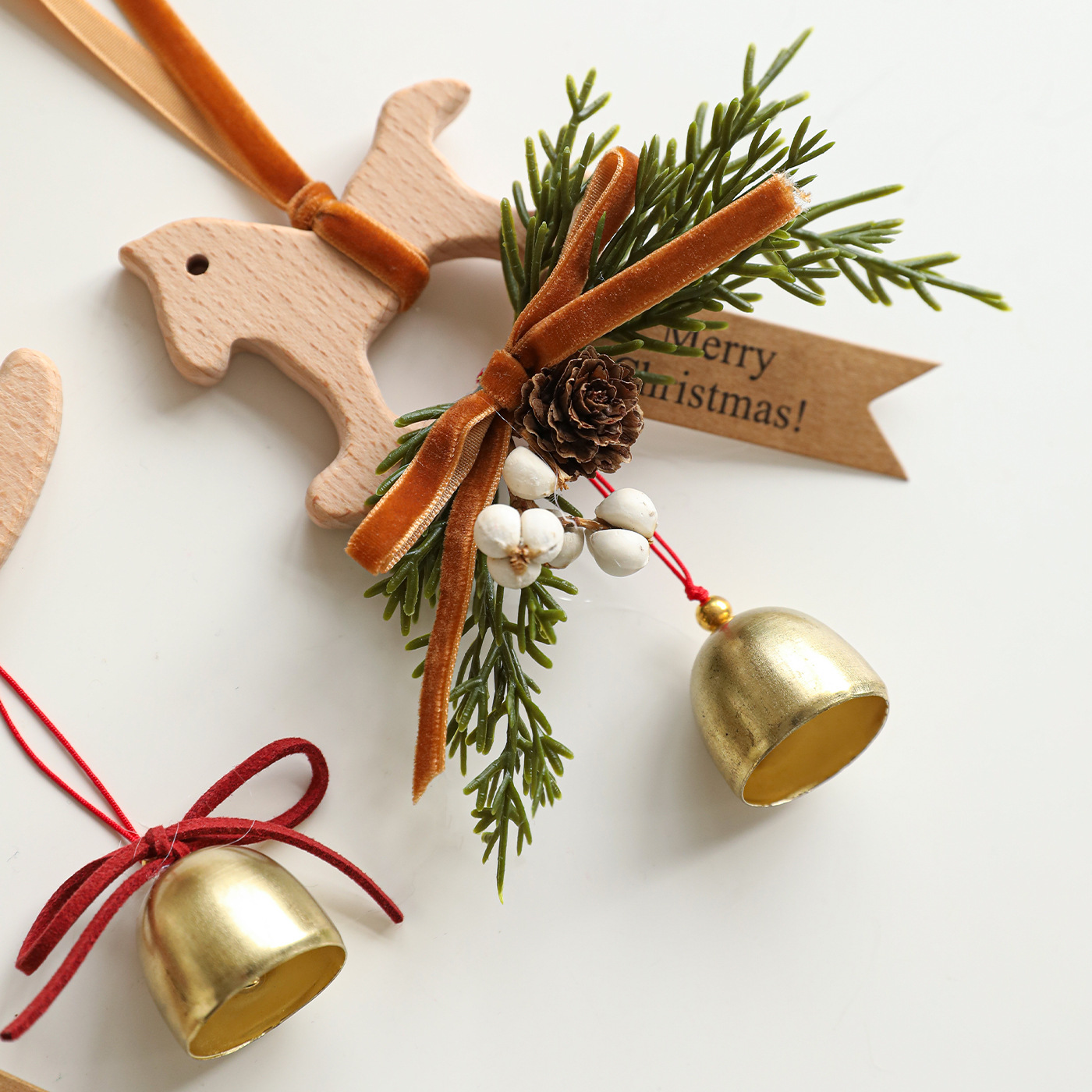 Nuevo caballo de Troya colgante campana arco de madera hojas de pino decoración de árbol de Navidad puerta colgante pared remolque colgante diseño de escena