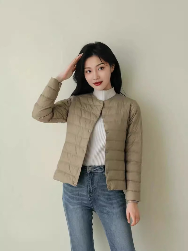 薄いタイプの内胆の綿入れの単列のボタンのコートの中で綿服の丸首のポケットの婦人服の綿服の女性の秋冬のジャケットを着ます。