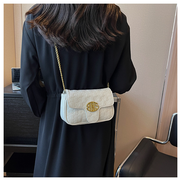 Torba na rame s lancem za žene s reljefnom teksturom moderna_voghion.com