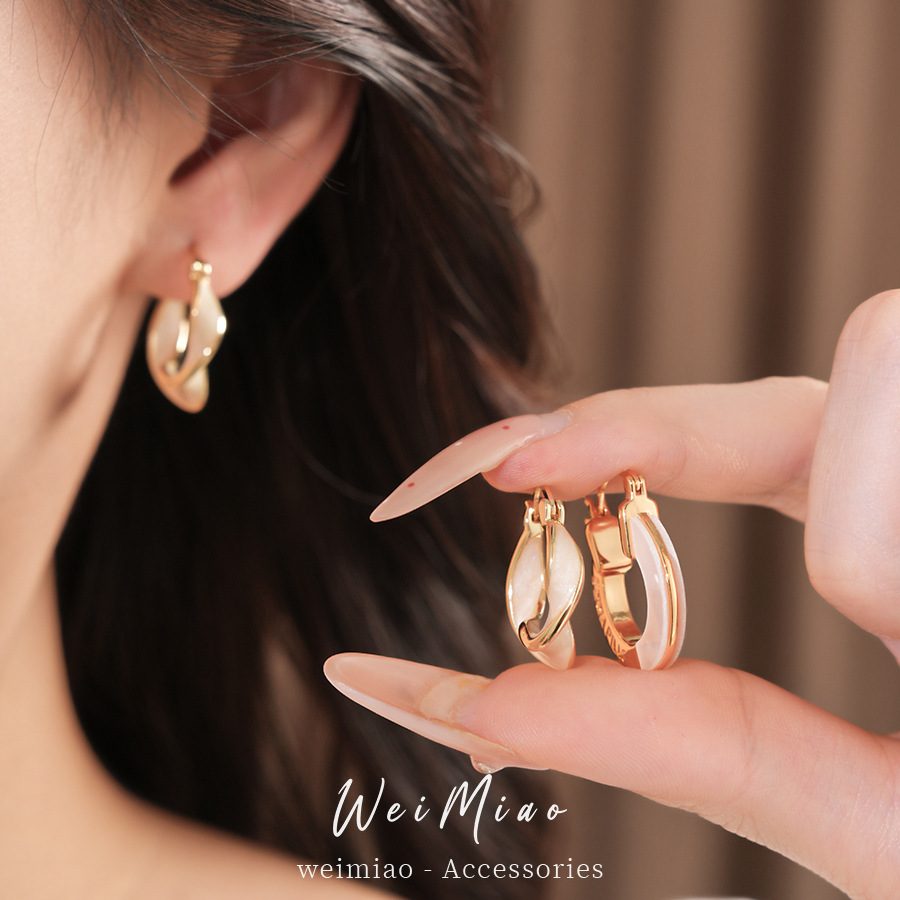 Oro verdadero chapado con letras de fritajas, perfiles redondos personales simples, aretes de temperamento de lujo ligero, perfiles de alta calidad para mujeres