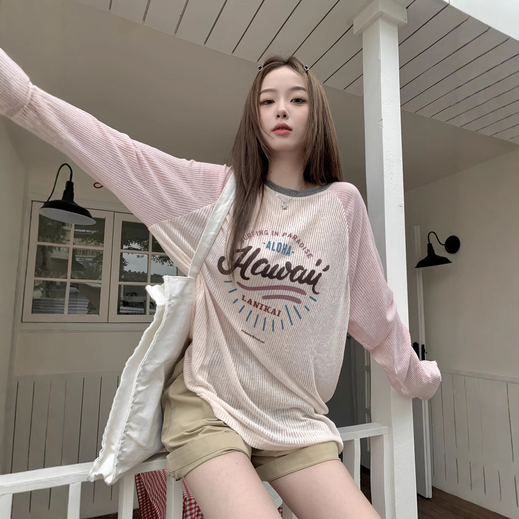 日焼け止め服の女性の長袖の夏の薄いタイプのゆったりした肩のtシャツのアルファベットのプリントの色合わせのエアコンのブラウスの早秋の上着