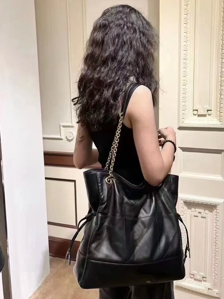 Influenceur de Instagram cu același temperament, geantă de umăr din piele moale cu lanț cu diamante, mărimea mare, pentru timpul liber, pentru naveta_voghion.com