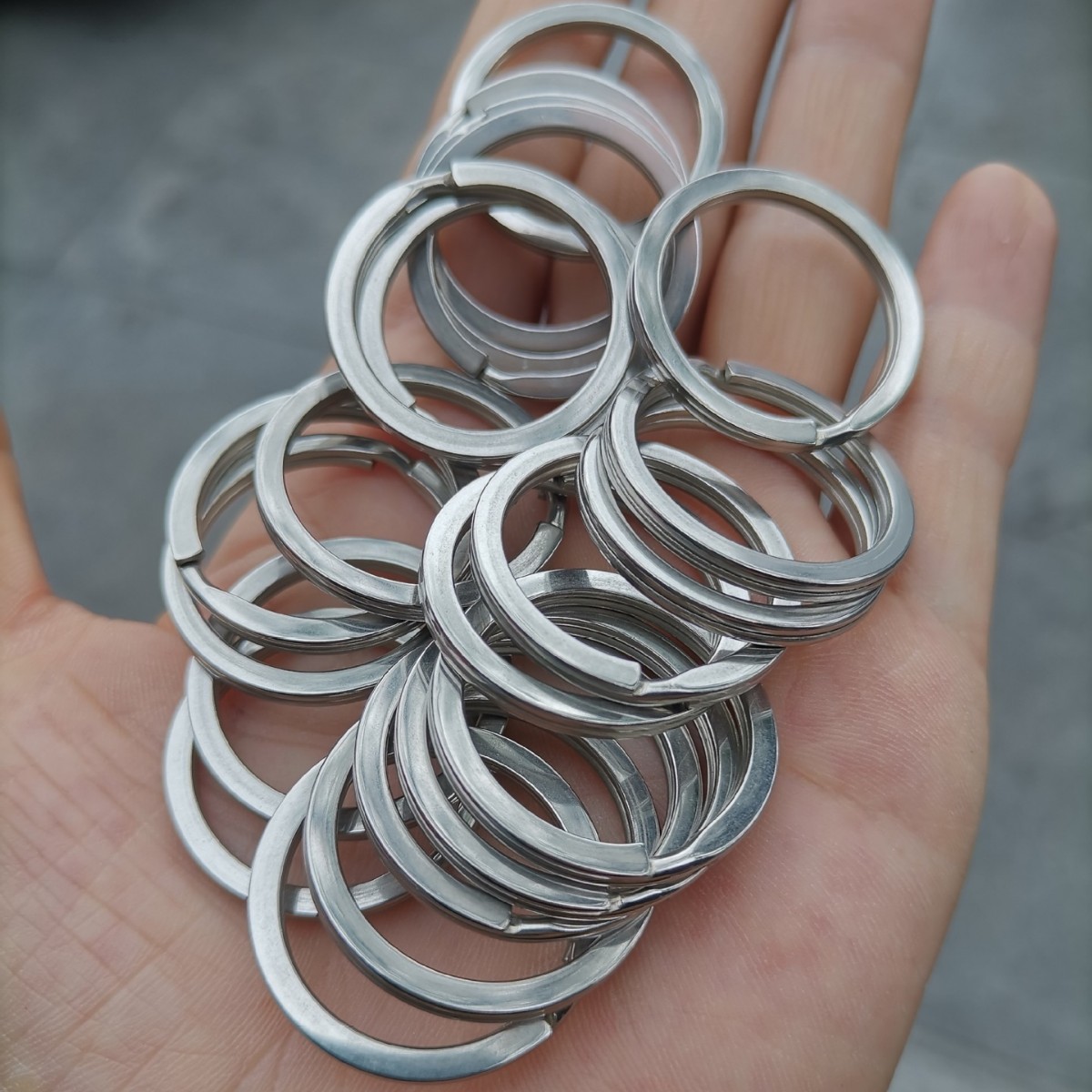 Fábrica directa de aleación de zinc bobina de perro botón de puerta botón de langosta cadenas de perlas campanas 304 llaveros de acero inoxidable