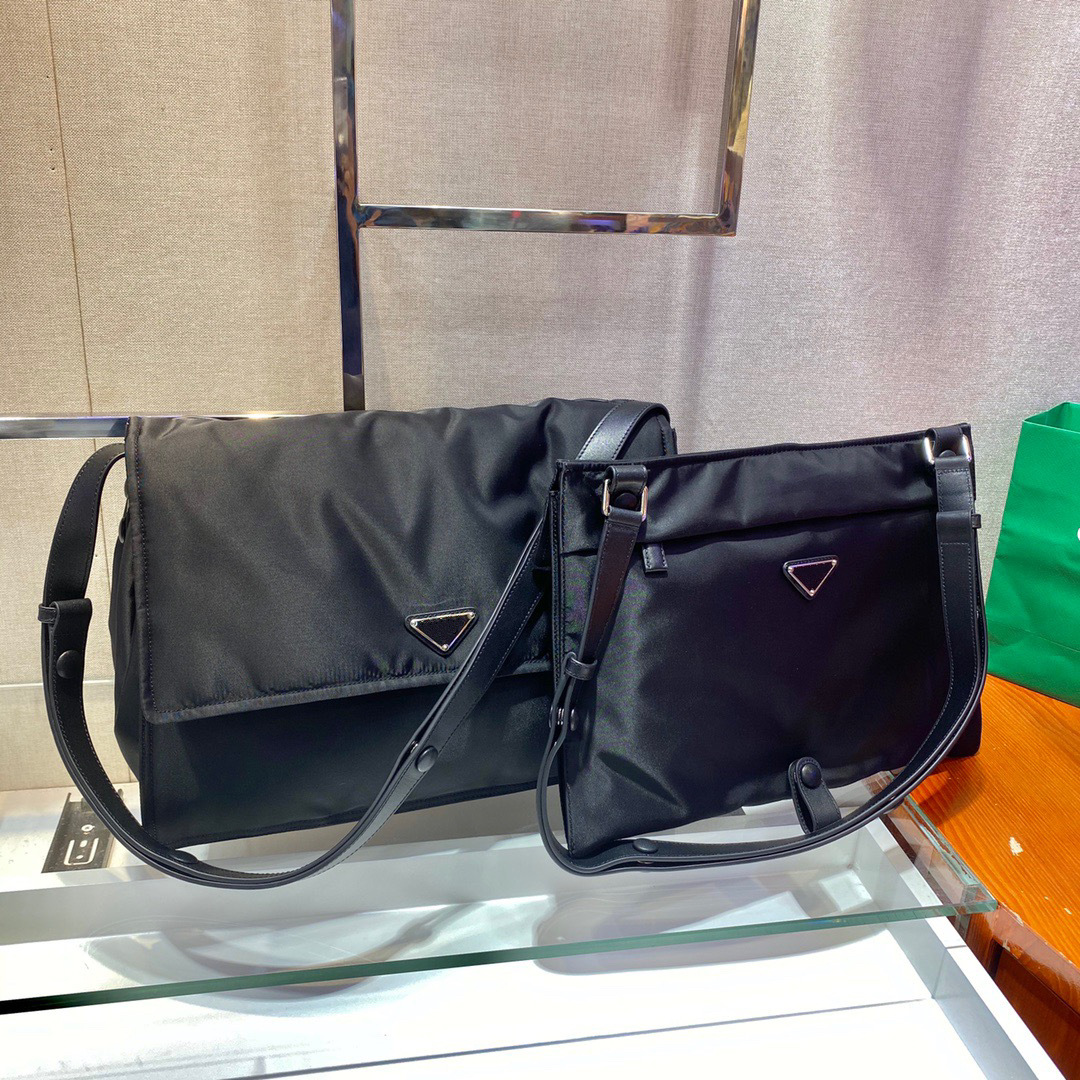 Black Large 2-in-1 Postman