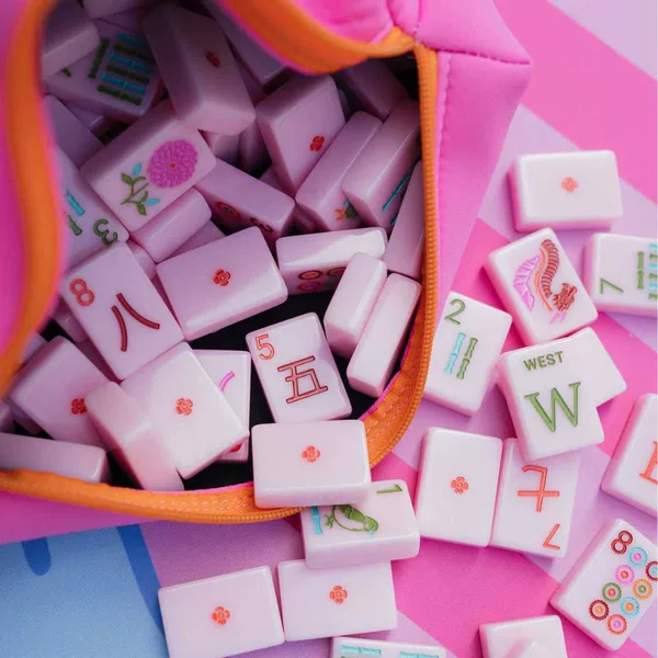 In stock, exclusively for cross-border sales to Europe and the US: a set of four-color, hand-crafted mahjong tiles, perfect as a gift. American mahjong tiles