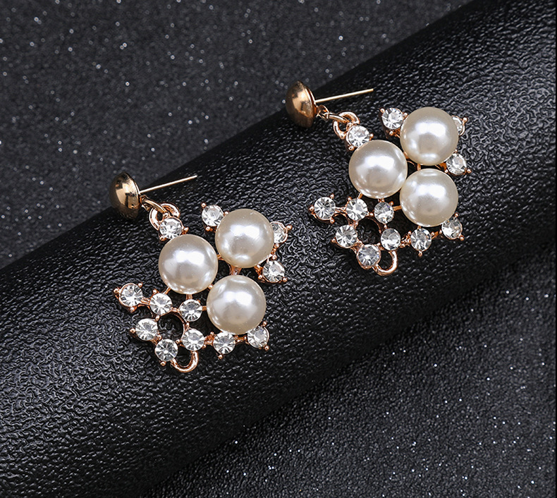 Set di orecchini con collana di perle alla moda, eleganti e suggestivi, accessori per abiti da sposa in lega elettroplaccata da donna_voghion.com