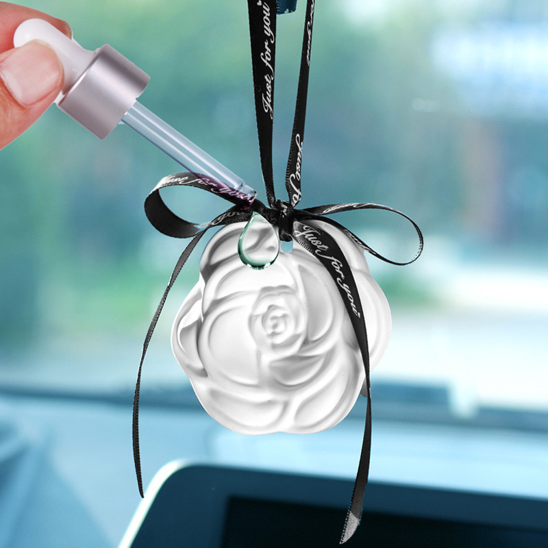 Camellia colgante de automóvil perfumado para automóvil espejo retrovisor colgante tira magnética goteo perfume decoración interior del automóvil