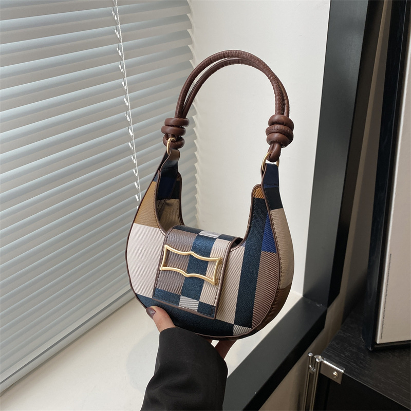 Temperamento simple y moderno 2024 casual Bolso de hombro con textura de estilo occidental popular de este año Bolso de axila con costuras de color en contraste