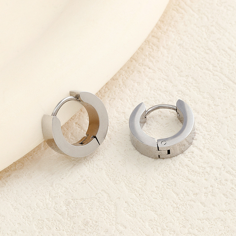 Joyería de acero inoxidable simple anillo brillante diario todo partido titanio acero hebilla pendientes unisex nicho estilo