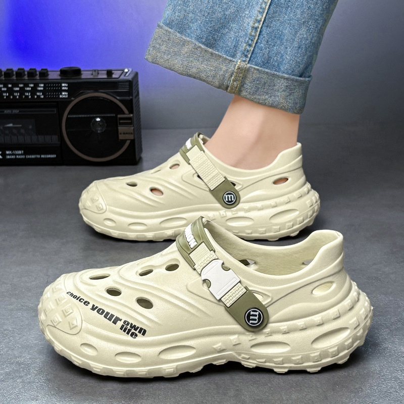 2025 nuevas zapatillas de verano para hombres resbaladizo fondo grueso pedazo de mierda sensación de nadar agua mojada moda