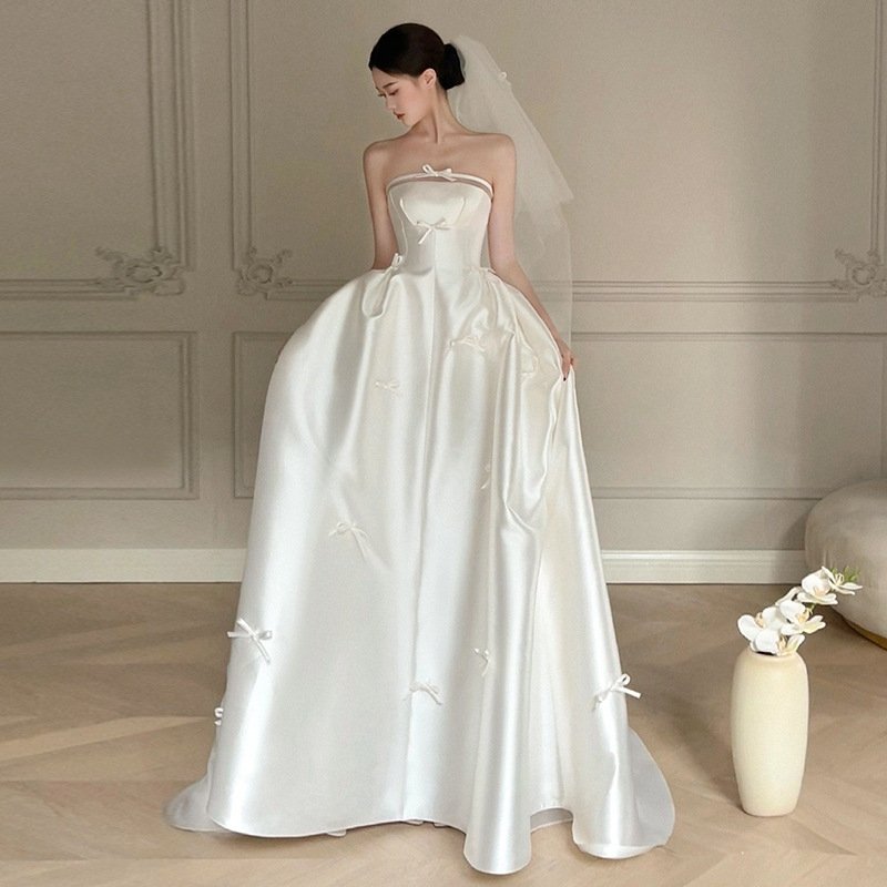 Vestido de boda ligero de satén francés 2026 nueva novia sencilla para el pecho, vestido de cola de arco blanco