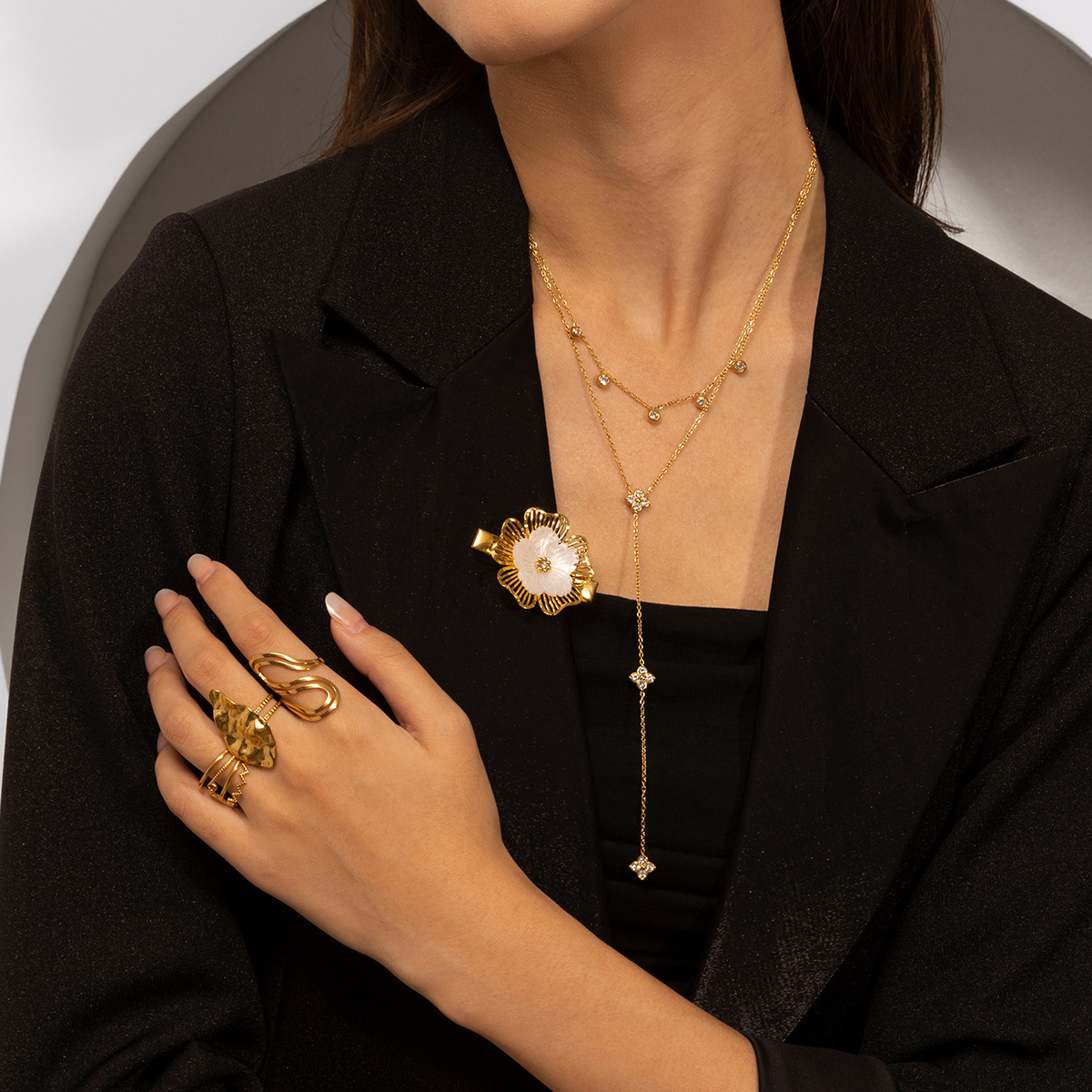 Collar de acero inoxidable de la UE y los Estados Unidos, lujo ligero, nicho, conjunto de joyería de flores, no se desvanece, ventas transfronterizas calientes para mujeres