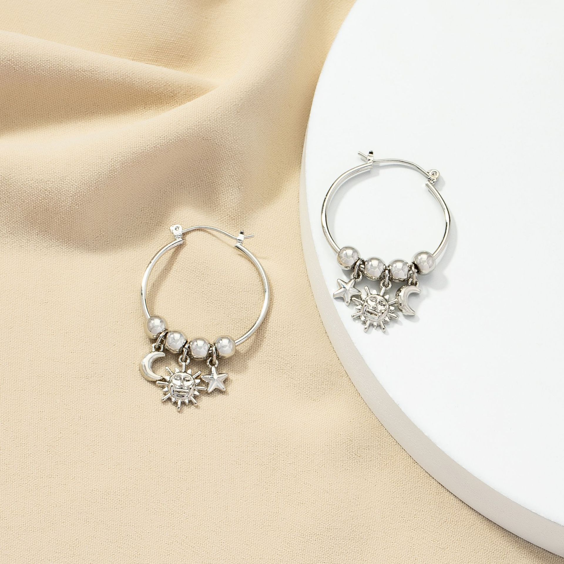 Fashion Vintage Star Moon Earrings Wholesale Nihaojewelry display picture 3