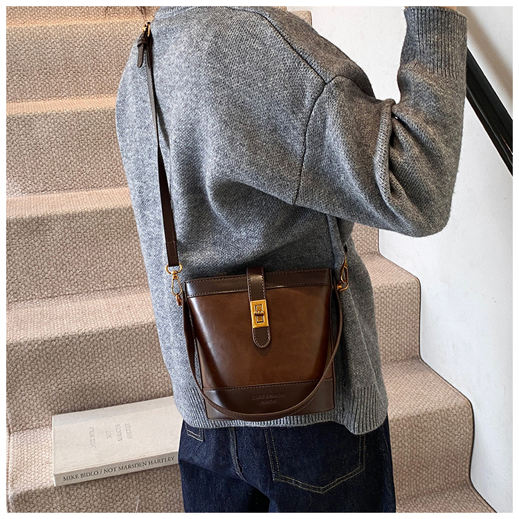 A retro color-blocking and textured hand-held bucket bag for women, a new 2024 trendy and fashionable small bag, a crossbody bag undefined