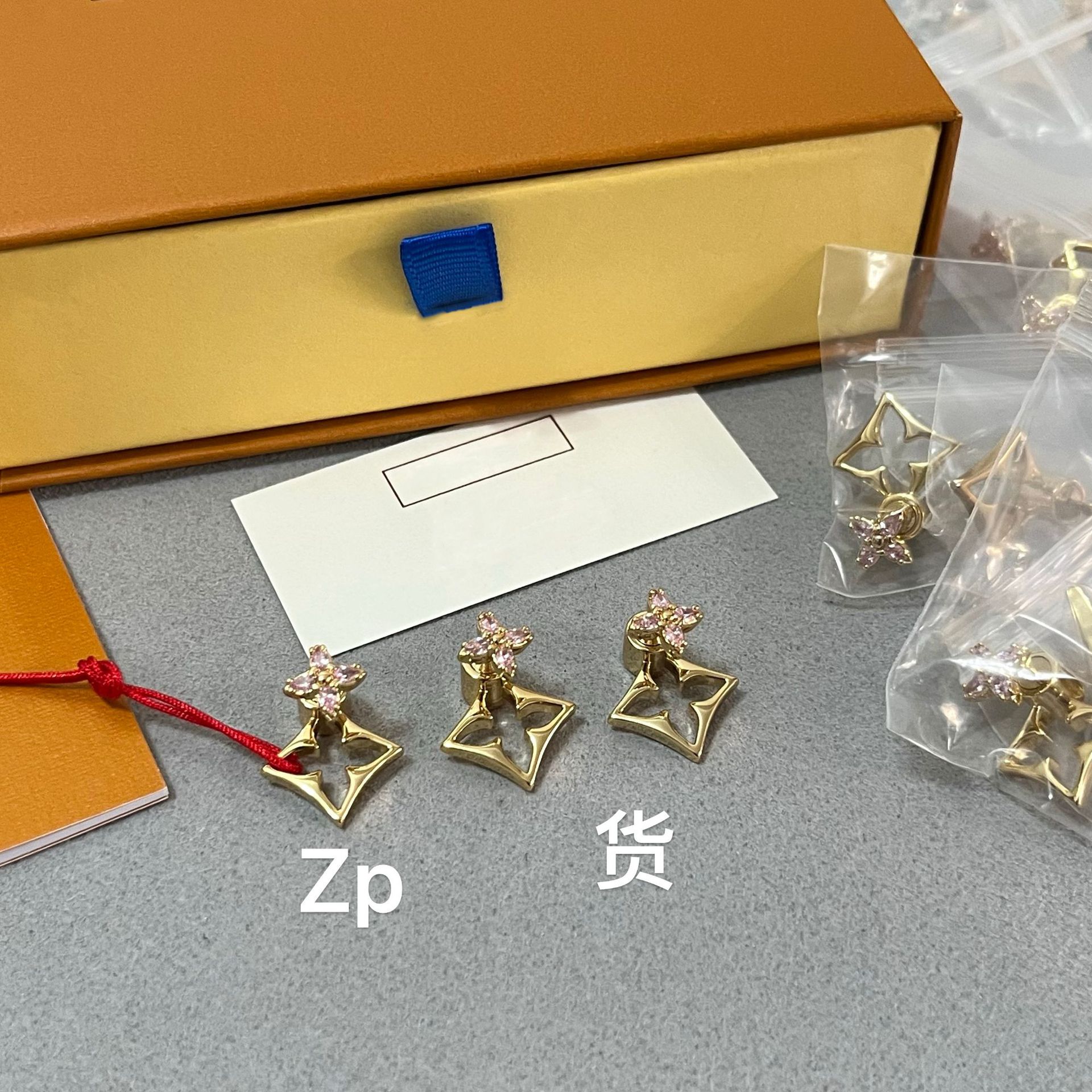 25Th Autumn/Winter New Diamond Clover Flower Stud Earrings for Women, High-End Full Diamond Floral Light Luxury Earrings