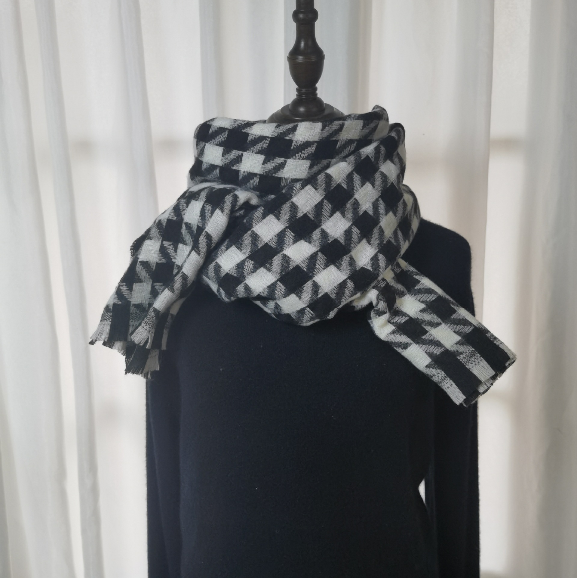 2024新款清仓大千鸟格高级感围巾女冬季时尚百搭羊绒围巾可爱披肩