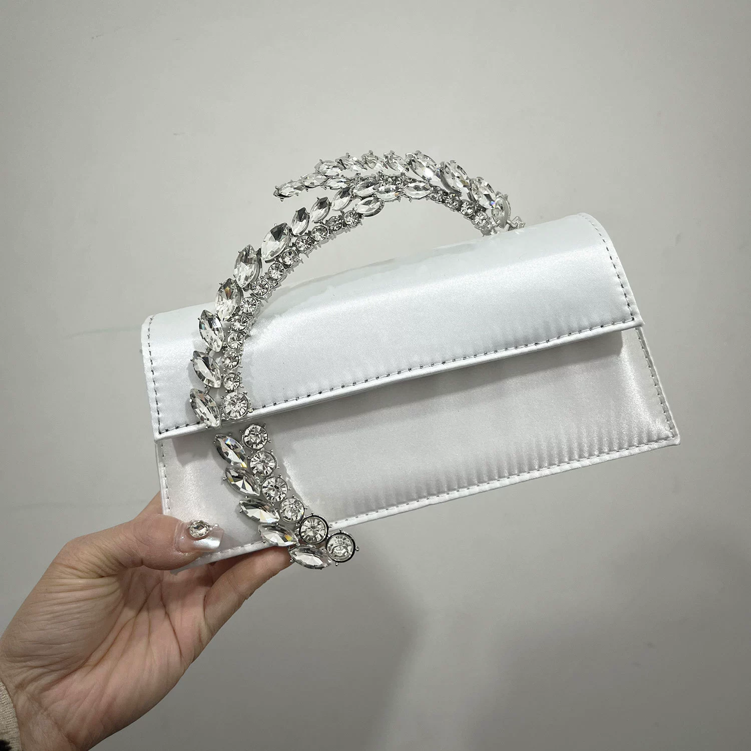 Клатч для вечера, 22,5×14,5×5 см, атлас/пайетки и ковка, стиль знаменитости