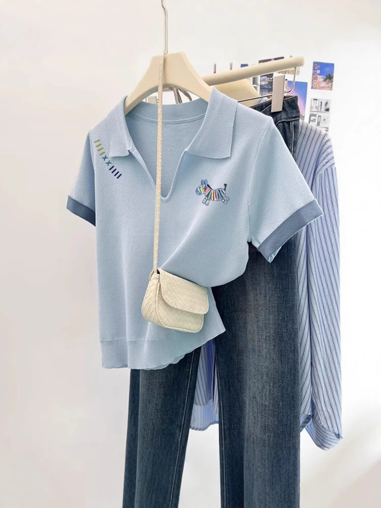 Áo thun polo cổ bẻ tay ngắn nữ họa tiết ngựa in màu — màu xanh nhạt