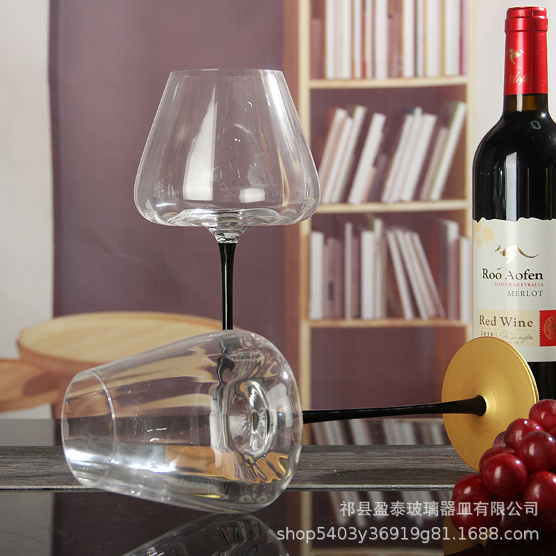 Taza de vino de borgoña moderna simple, taza de vino de estómago grande, vidrio de cristal de lujo ligero, barra negra, fondo de oro, taza de pie alto
