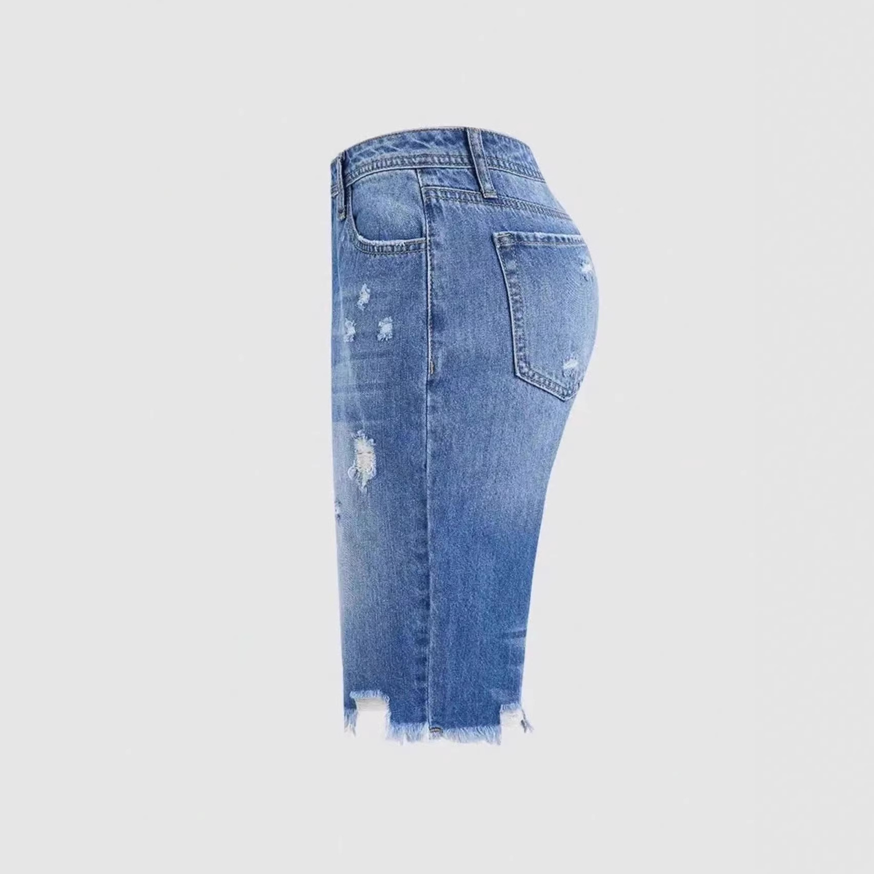 Shorts vaqueros desgastados de inspiración vintage – Corte bermuda de largo medio con dobladillo sin rematar y detalles rasgados_voghion.com