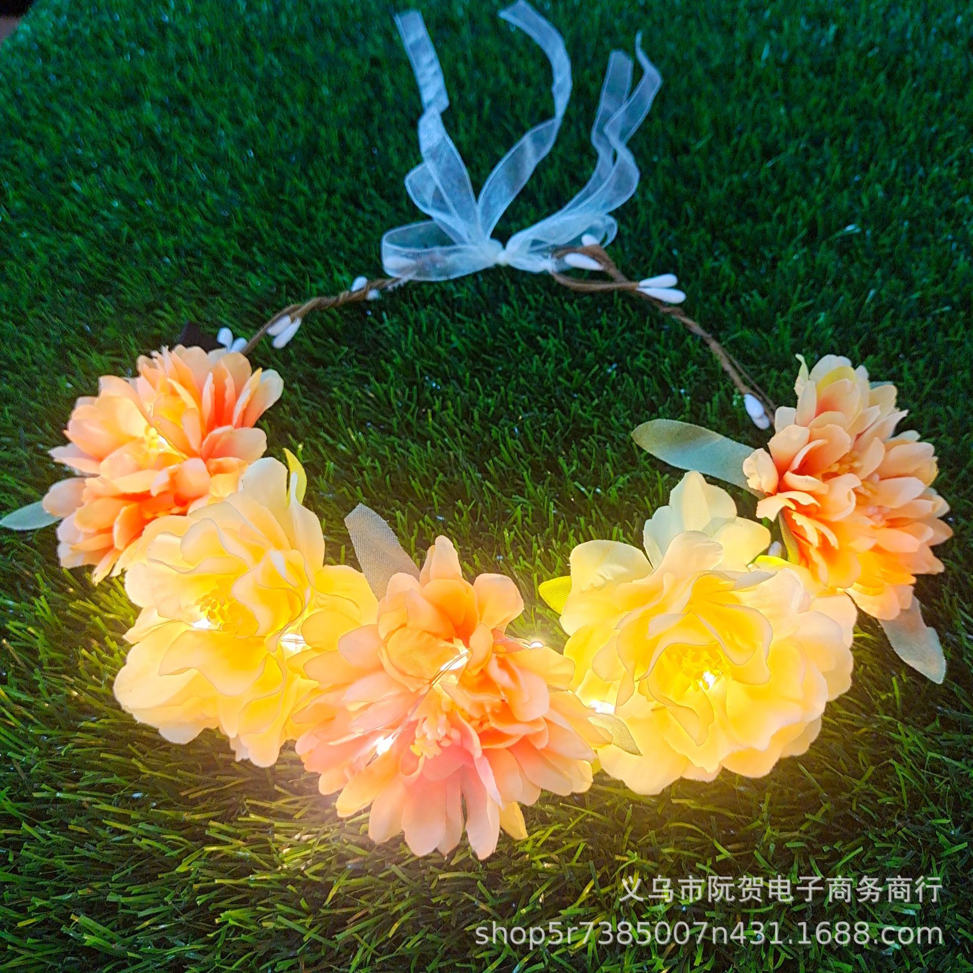 따뜻한 흰색 조명의 노란 화환